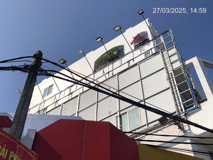 Vụ "Biển quảng cáo cá cược online "hoành tráng" ở Nha Trang": Đọc Báo Người Lao Động mới biết!- Ảnh 3. Vụ "Biển quảng cáo cá cược online "hoành tráng" ở Nha Trang": Đọc Báo Người Lao Động mới biết!- Ảnh 3.