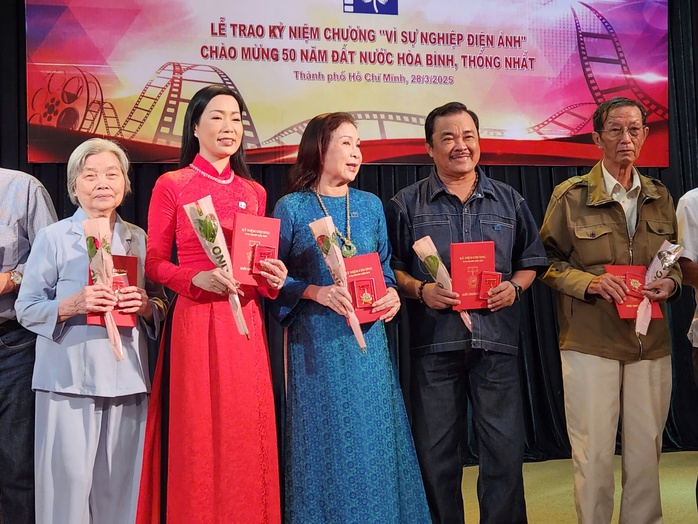 NSND Kim Xuân, NSND Trịnh Kim Chi… hạnh phúc nhận kỷ niệm chương- Ảnh 3. NSND Kim Xuân, NSND Trịnh Kim Chi… hạnh phúc nhận kỷ niệm chương- Ảnh 3.