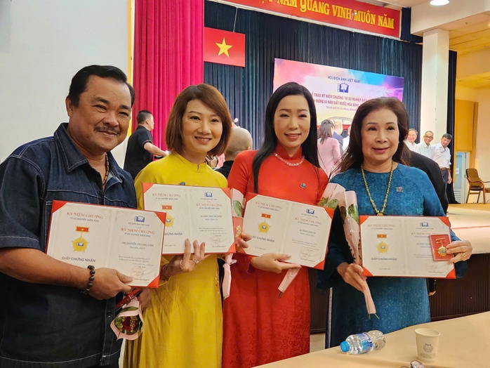 NSND Kim Xuân, NSND Trịnh Kim Chi… hạnh phúc nhận kỷ niệm chương- Ảnh 2. NSND Kim Xuân, NSND Trịnh Kim Chi… hạnh phúc nhận kỷ niệm chương- Ảnh 2.