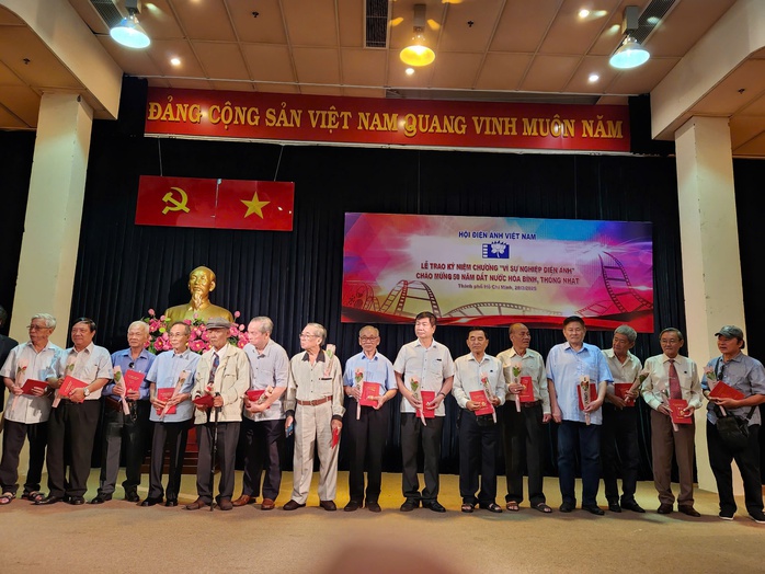 NSND Kim Xuân, NSND Trịnh Kim Chi… hạnh phúc nhận kỷ niệm chương- Ảnh 5. NSND Kim Xuân, NSND Trịnh Kim Chi… hạnh phúc nhận kỷ niệm chương- Ảnh 5.
