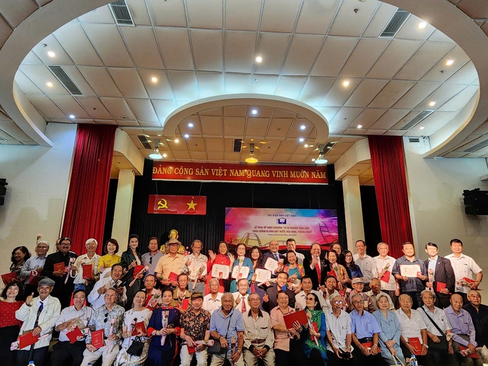 NSND Kim Xuân, NSND Trịnh Kim Chi… hạnh phúc nhận kỷ niệm chương- Ảnh 8. NSND Kim Xuân, NSND Trịnh Kim Chi… hạnh phúc nhận kỷ niệm chương- Ảnh 8.