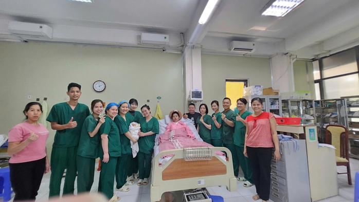 Các y - bác sĩ chụp ảnh cùng bệnh nhân trong ngày xuất viện. Ảnh: HẢI NGUYỄN Các y - bác sĩ chụp ảnh cùng bệnh nhân trong ngày xuất viện. Ảnh: HẢI NGUYỄN
