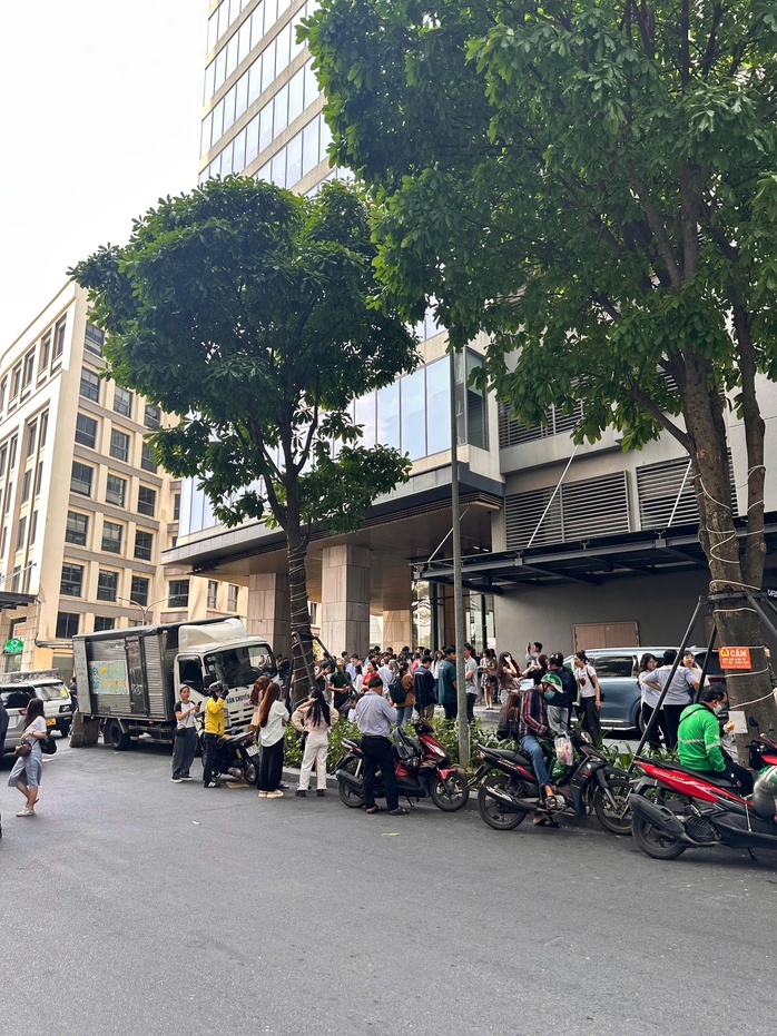 Người dân TP HCM hốt hoảng bởi rung lắc- Ảnh 19. Người dân TP HCM hốt hoảng bởi rung lắc- Ảnh 19.