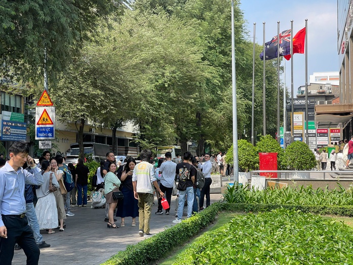 Người dân TP HCM hốt hoảng bởi rung lắc- Ảnh 8. Người dân TP HCM hốt hoảng bởi rung lắc- Ảnh 8.