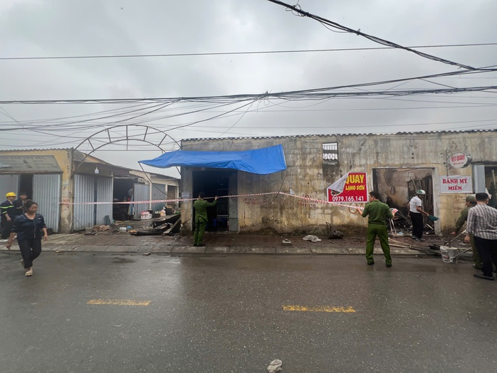 Phong toả, điều tra nguyên nhân vụ cháy chợ tại Hải Dương- Ảnh 3. Phong toả, điều tra nguyên nhân vụ cháy chợ tại Hải Dương- Ảnh 3.