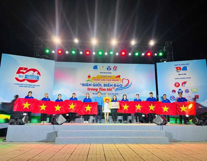 Báo Người Lao Động trao tặng cờ Tổ quốc tại tỉnh Tây Ninh- Ảnh 2. Báo Người Lao Động trao tặng cờ Tổ quốc tại tỉnh Tây Ninh- Ảnh 2.