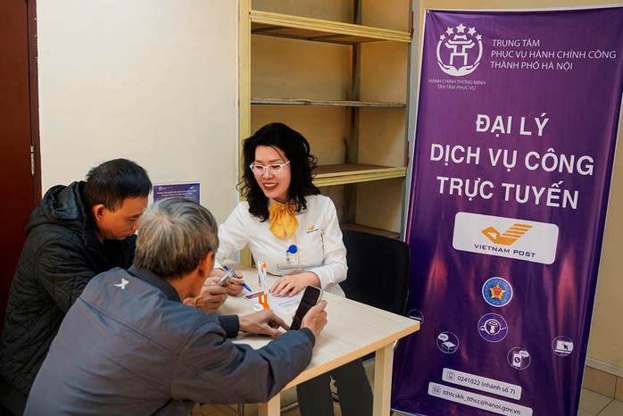 Nhân viên Bưu điện Trung tâm Hoàn Kiếm - số 75 Đinh Tiên Hoàng, TP Hà Nội hướng dẫn người dân thực hiện thủ tục hành chính công. Ảnh: VIETNAM POST Nhân viên Bưu điện Trung tâm Hoàn Kiếm - số 75 Đinh Tiên Hoàng, TP Hà Nội hướng dẫn người dân thực hiện thủ tục hành chính công. Ảnh: VIETNAM POST