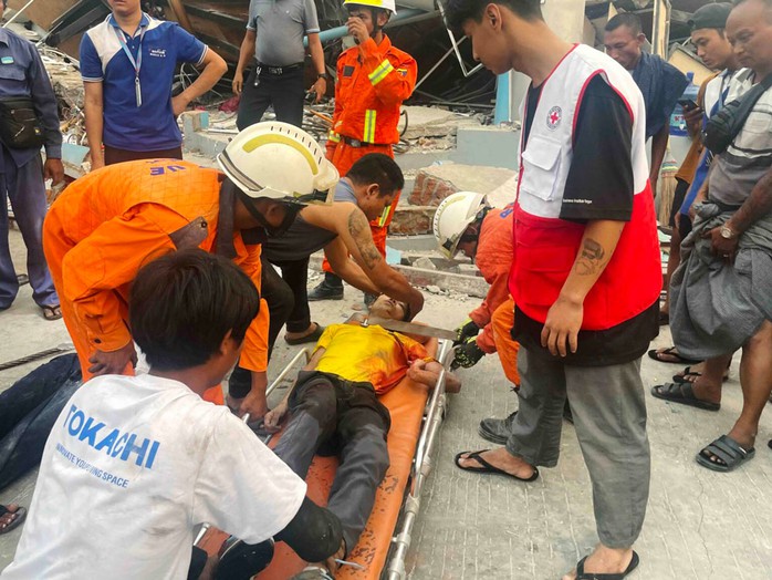 Lực lượng cứu hộ Myanmar nỗ lực cứu hộ giữa đống đổ nát. Ảnh: EPA-EFE Lực lượng cứu hộ Myanmar nỗ lực cứu hộ giữa đống đổ nát. Ảnh: EPA-EFE