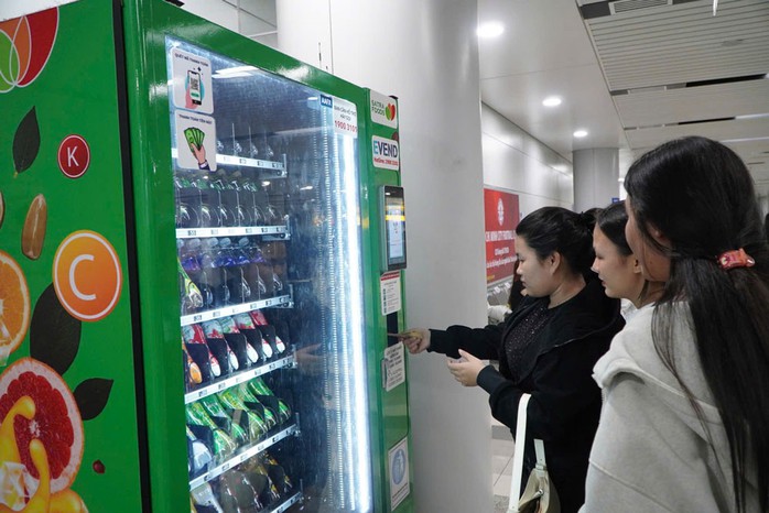 Các điểm bán nước tự động tại ga metro của SATRA có doanh thu tốt trong 2 tháng đầu triển khai. Ảnh: QUANG LIÊM Các điểm bán nước tự động tại ga metro của SATRA có doanh thu tốt trong 2 tháng đầu triển khai. Ảnh: QUANG LIÊM