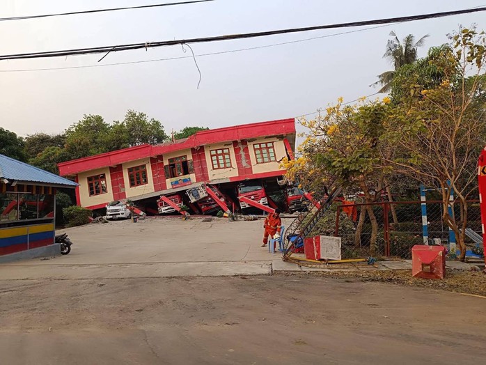 Động đất Myanmar: Số người thiệt mạng vượt 1.000 người- Ảnh 2. Động đất Myanmar: Số người thiệt mạng vượt 1.000 người- Ảnh 2.