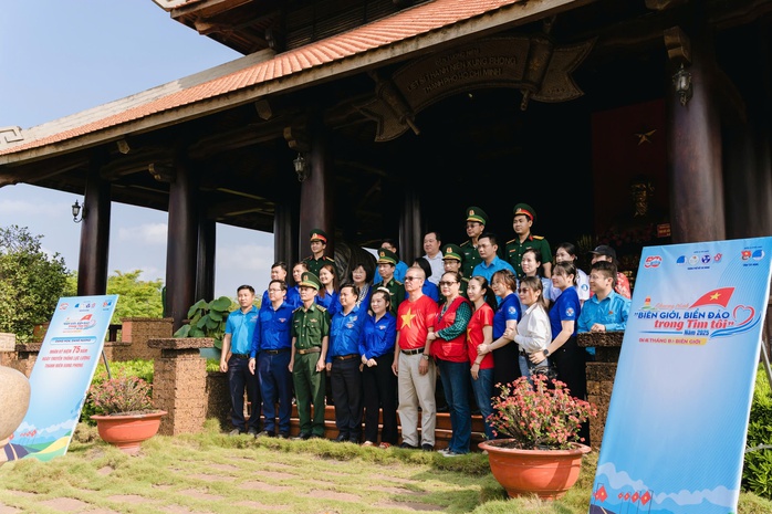 Báo Người Lao Động trao tặng cờ Tổ quốc tại tỉnh Tây Ninh- Ảnh 3. Báo Người Lao Động trao tặng cờ Tổ quốc tại tỉnh Tây Ninh- Ảnh 3.