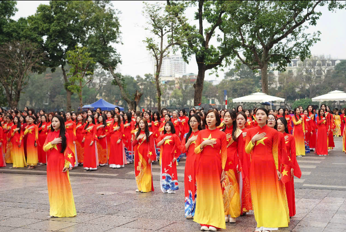 VIDEO: 500 nữ sinh viên mặc áo dài đỏ, đặt tay lên trái tim xếp hình bản đồ Việt Nam ở hồ Gươm- Ảnh 4. VIDEO: 500 nữ sinh viên mặc áo dài đỏ, đặt tay lên trái tim xếp hình bản đồ Việt Nam ở hồ Gươm- Ảnh 4.