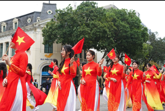 VIDEO: 500 nữ sinh viên mặc áo dài đỏ, đặt tay lên trái tim xếp hình bản đồ Việt Nam ở hồ Gươm- Ảnh 5. VIDEO: 500 nữ sinh viên mặc áo dài đỏ, đặt tay lên trái tim xếp hình bản đồ Việt Nam ở hồ Gươm- Ảnh 5.