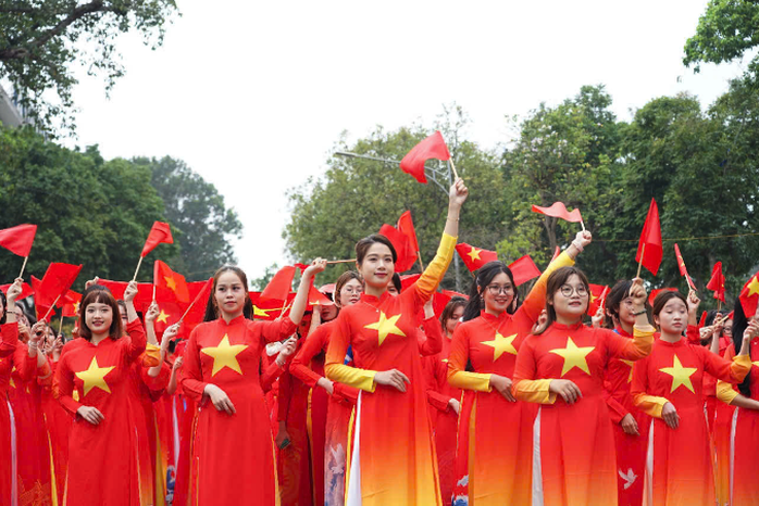 VIDEO: 500 nữ sinh viên mặc áo dài đỏ, đặt tay lên trái tim xếp hình bản đồ Việt Nam ở hồ Gươm- Ảnh 8. VIDEO: 500 nữ sinh viên mặc áo dài đỏ, đặt tay lên trái tim xếp hình bản đồ Việt Nam ở hồ Gươm- Ảnh 8.