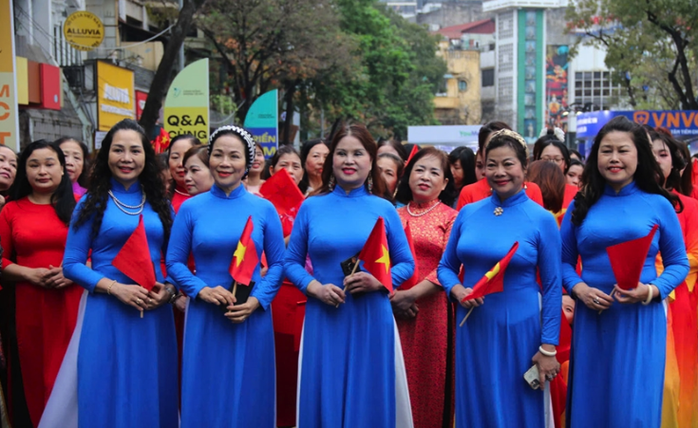VIDEO: 500 nữ sinh viên mặc áo dài đỏ, đặt tay lên trái tim xếp hình bản đồ Việt Nam ở hồ Gươm- Ảnh 7. VIDEO: 500 nữ sinh viên mặc áo dài đỏ, đặt tay lên trái tim xếp hình bản đồ Việt Nam ở hồ Gươm- Ảnh 7.