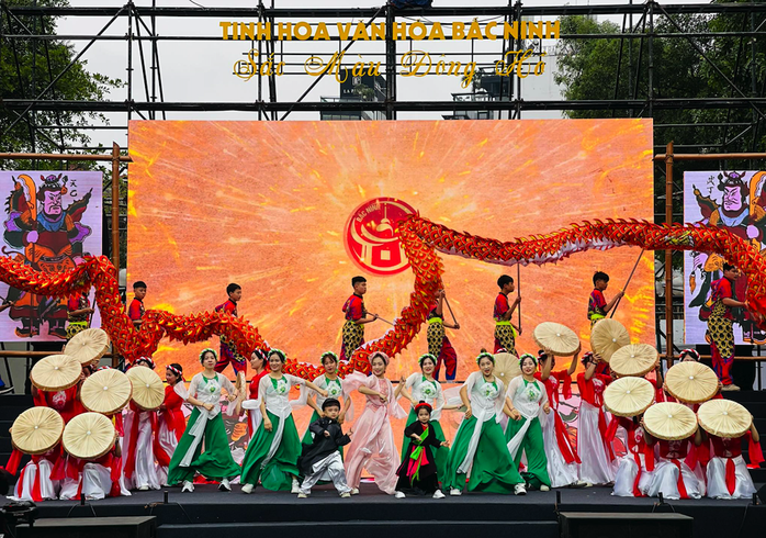 VIDEO: Khán giả nhiệt tình cổ vũ cô trò Bắc Ninh biểu diễn "Bắc Bling"- Ảnh 5. VIDEO: Khán giả nhiệt tình cổ vũ cô trò Bắc Ninh biểu diễn "Bắc Bling"- Ảnh 5.