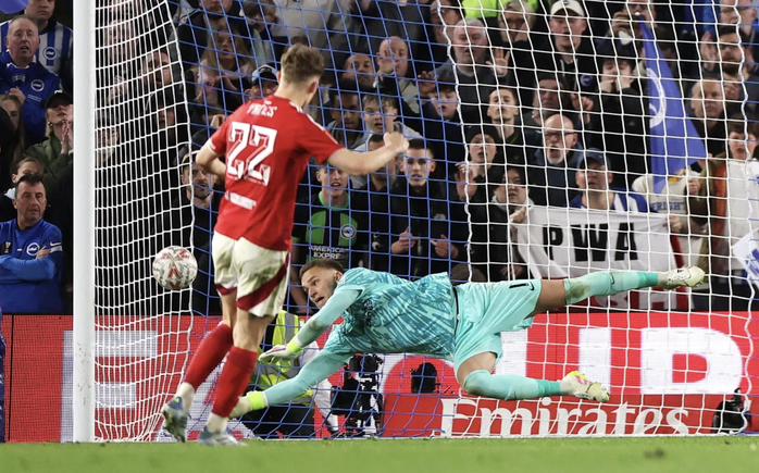 Thắng luân lưu Brighton, Nottingham Forest giật vé bán kết FA Cup sau 34 năm- Ảnh 3. Thắng luân lưu Brighton, Nottingham Forest giật vé bán kết FA Cup sau 34 năm- Ảnh 3.