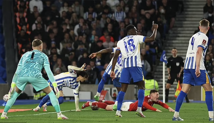 Thắng luân lưu Brighton, Nottingham Forest giật vé bán kết FA Cup sau 34 năm- Ảnh 2. Thắng luân lưu Brighton, Nottingham Forest giật vé bán kết FA Cup sau 34 năm- Ảnh 2.