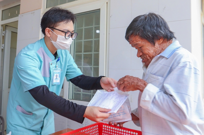 Hơn 300 người dân vùng đặc biệt khó khăn được khám, cấp thuốc miễn phí- Ảnh 3. Hơn 300 người dân vùng đặc biệt khó khăn được khám, cấp thuốc miễn phí- Ảnh 3.