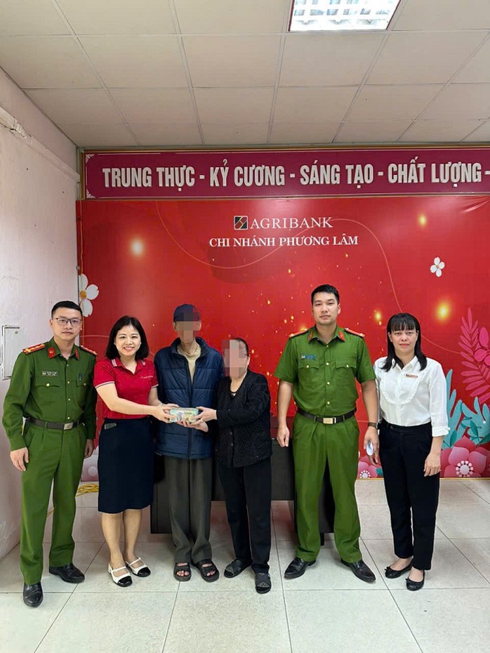 Cụ bà hoảng loạn đến ngân hàng chuyển 400 triệu đồng sau cú điện thoại từ số lạ- Ảnh 1. Cụ bà hoảng loạn đến ngân hàng chuyển 400 triệu đồng sau cú điện thoại từ số lạ- Ảnh 1.