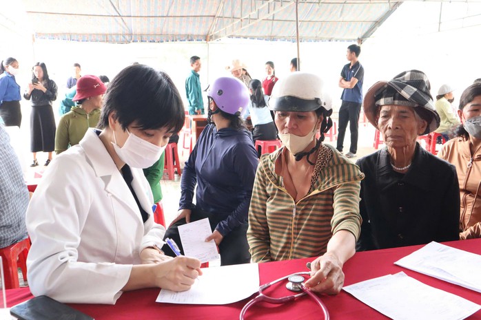 Hơn 300 người dân vùng đặc biệt khó khăn được khám, cấp thuốc miễn phí- Ảnh 1. Hơn 300 người dân vùng đặc biệt khó khăn được khám, cấp thuốc miễn phí- Ảnh 1.