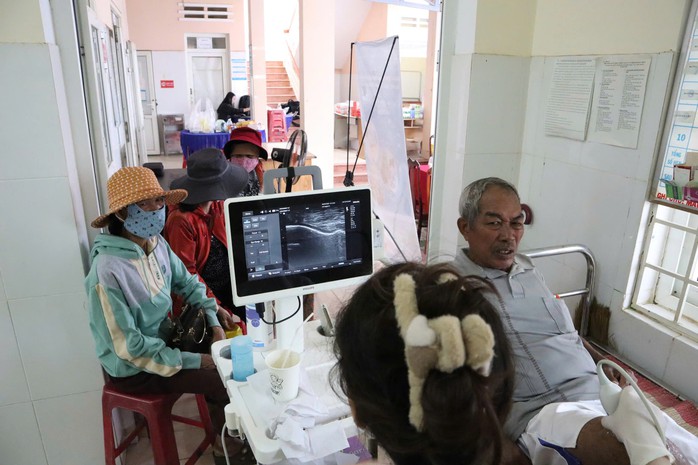 Hơn 300 người dân vùng đặc biệt khó khăn được khám, cấp thuốc miễn phí- Ảnh 2. Hơn 300 người dân vùng đặc biệt khó khăn được khám, cấp thuốc miễn phí- Ảnh 2.