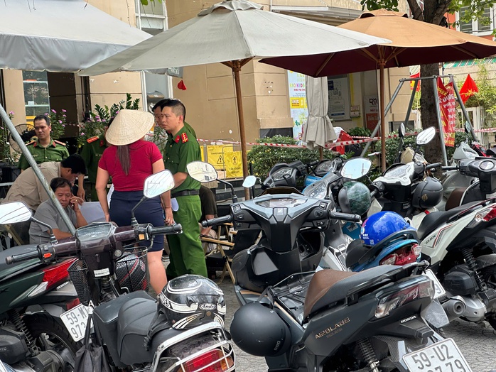 Bé trai 5 tuổi rơi lầu chung cư ở TP HCM- Ảnh 1. Bé trai 5 tuổi rơi lầu chung cư ở TP HCM- Ảnh 1.