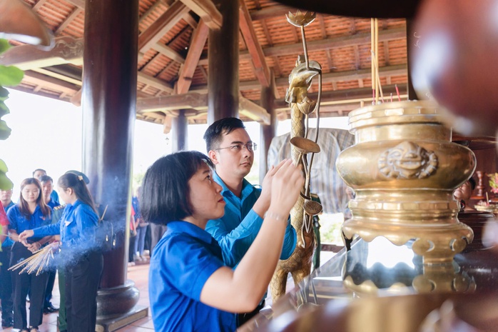 Báo Người Lao Động trao tặng cờ Tổ quốc tại tỉnh Tây Ninh- Ảnh 4. Báo Người Lao Động trao tặng cờ Tổ quốc tại tỉnh Tây Ninh- Ảnh 4.