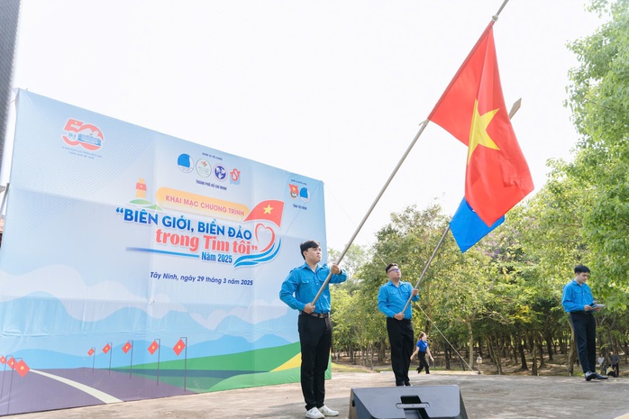 Báo Người Lao Động trao tặng cờ Tổ quốc tại tỉnh Tây Ninh- Ảnh 5. Báo Người Lao Động trao tặng cờ Tổ quốc tại tỉnh Tây Ninh- Ảnh 5.