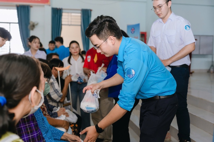 Báo Người Lao Động trao tặng cờ Tổ quốc tại tỉnh Tây Ninh- Ảnh 6.