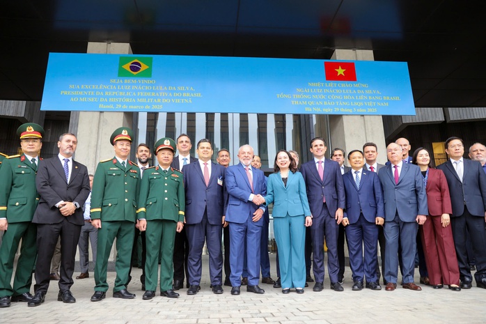 Tổng thống Brazil thăm Bảo tàng Lịch sử Quân sự Việt Nam- Ảnh 11. Tổng thống Brazil thăm Bảo tàng Lịch sử Quân sự Việt Nam- Ảnh 11.