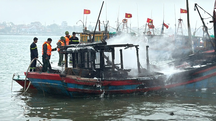 Vụ cháy tàu cá trên sông Nhật Lệ: Hơn 1,2 tỉ đồng ra tro chỉ sau 30 phút!- Ảnh 6. Vụ cháy tàu cá trên sông Nhật Lệ: Hơn 1,2 tỉ đồng ra tro chỉ sau 30 phút!- Ảnh 6.