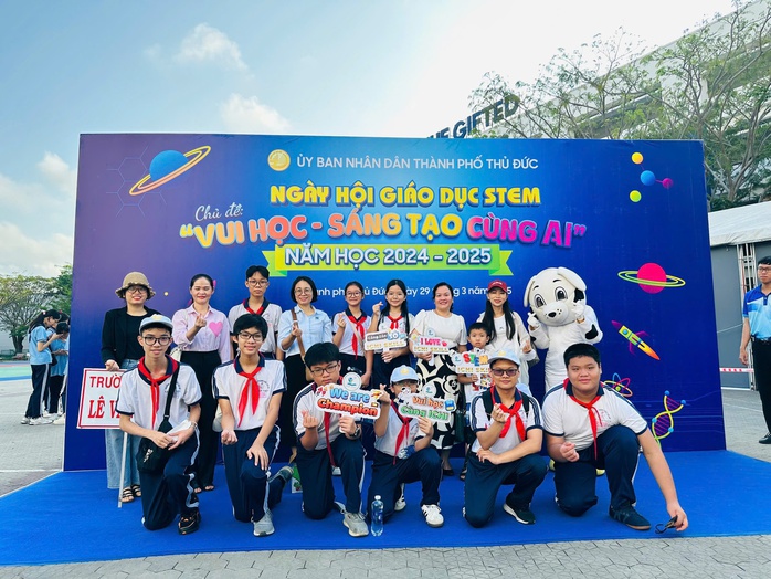 2.000 học sinh TP Thủ Đức "Vui học - Sáng tạo cùng AI"- Ảnh 1. 2.000 học sinh TP Thủ Đức "Vui học - Sáng tạo cùng AI"- Ảnh 1.