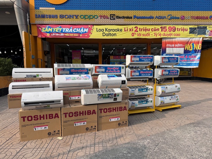 Vào mùa nóng, máy lạnh vẫn ế dài- Ảnh 1. Vào mùa nóng, máy lạnh vẫn ế dài- Ảnh 1.