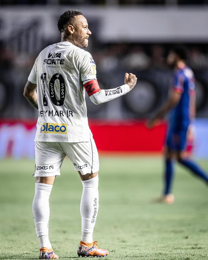 Neymar ghi siêu phẩm, phải rời sân vì chấn thương- Ảnh 1. Neymar ghi siêu phẩm, phải rời sân vì chấn thương- Ảnh 1.
