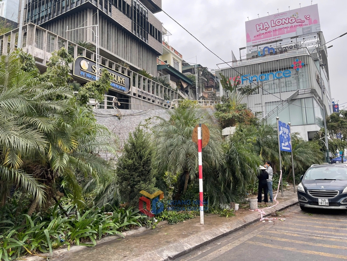 Vừa lên tới đỉnh, máy xúc bất ngờ chết máy và mất phanh tụt dốc khiến 1 người tử vong- Ảnh 3. Vừa lên tới đỉnh, máy xúc bất ngờ chết máy và mất phanh tụt dốc khiến 1 người tử vong- Ảnh 3.