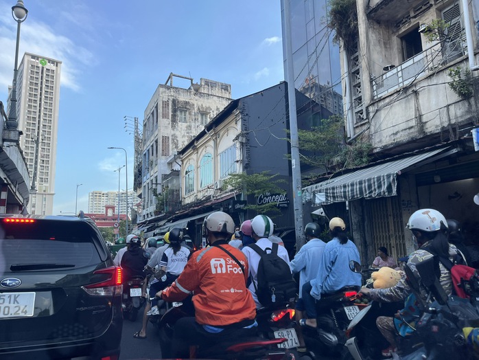 Nỗi ám ảnh kẹt xe giờ tan tầm- Ảnh 1. Nỗi ám ảnh kẹt xe giờ tan tầm- Ảnh 1.