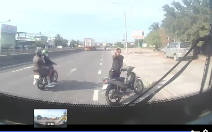 CLIP: Xe buýt Quyết Thắng Nha Trang bị ném đá, tài xế bị hành hung- Ảnh 1. CLIP: Xe buýt Quyết Thắng Nha Trang bị ném đá, tài xế bị hành hung- Ảnh 1.
