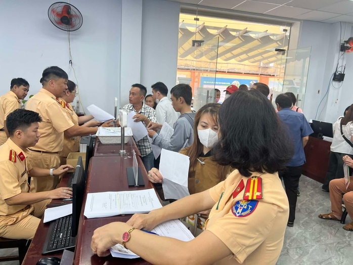 Cấp, đổi giấy phép lái xe ở TP HCM đông người nhưng thủ tục nhanh gọn- Ảnh 3. Cấp, đổi giấy phép lái xe ở TP HCM đông người nhưng thủ tục nhanh gọn- Ảnh 3.