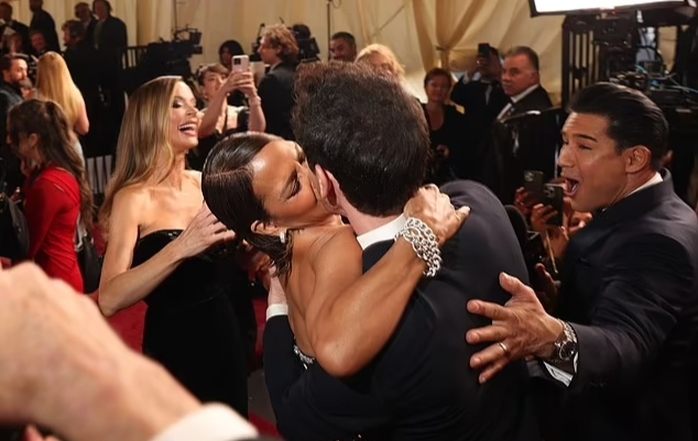 "Miêu nữ" Halle Berry hôn "trả đũa" tài tử Adrien Brody ngay sân khấu Oscar- Ảnh 1. "Miêu nữ" Halle Berry hôn "trả đũa" tài tử Adrien Brody ngay sân khấu Oscar- Ảnh 1.