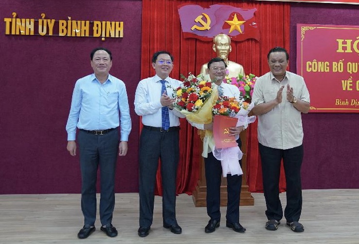 Bình Định công bố quyết định của Ban Bí thư về công tác cán bộ- Ảnh 1. Bình Định công bố quyết định của Ban Bí thư về công tác cán bộ- Ảnh 1.