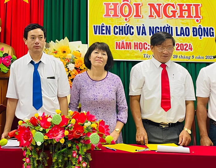 Người thầy kính yêu: Miệt mài gieo chữ, miệt mài cho đi- Ảnh 1. Người thầy kính yêu: Miệt mài gieo chữ, miệt mài cho đi- Ảnh 1.