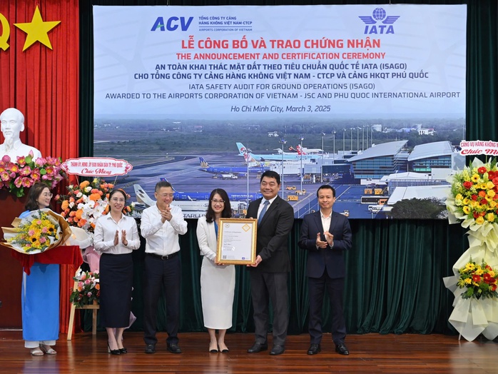 Đại diện lãnh đạo IATA trao chứng nhận ISAGO cho Đại diện lãnh đạo ACV Đại diện lãnh đạo IATA trao chứng nhận ISAGO cho Đại diện lãnh đạo ACV