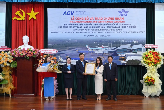 Đại diện lãnh đạo IATA trao chứng nhận ISAGO cho Đại diện lãnh đạo Cảng HKQT Phú Quốc Đại diện lãnh đạo IATA trao chứng nhận ISAGO cho Đại diện lãnh đạo Cảng HKQT Phú Quốc