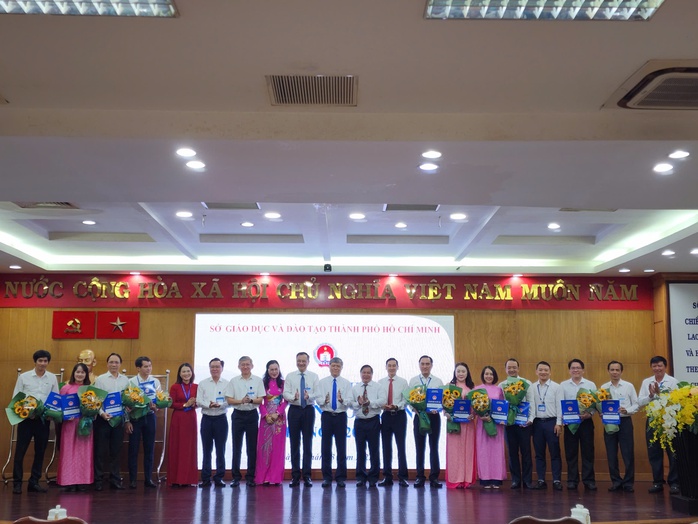 TP HCM: Công bố hàng loạt quyết định nhân sự mới tại Sở GD-ĐT- Ảnh 2. TP HCM: Công bố hàng loạt quyết định nhân sự mới tại Sở GD-ĐT- Ảnh 2.