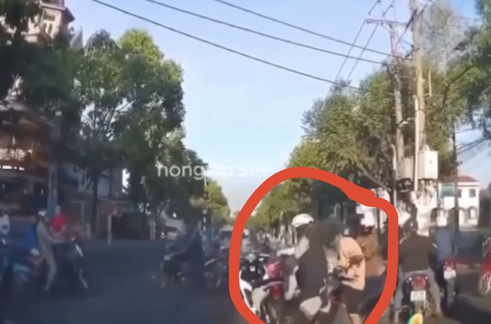 Bất ngờ “lý lịch” đối tượng “‘hổ báo” đánh người sau va
chạm giao thông”- Ảnh 3. Bất ngờ “lý lịch” đối tượng “‘hổ báo” đánh người sau va
chạm giao thông”- Ảnh 3.