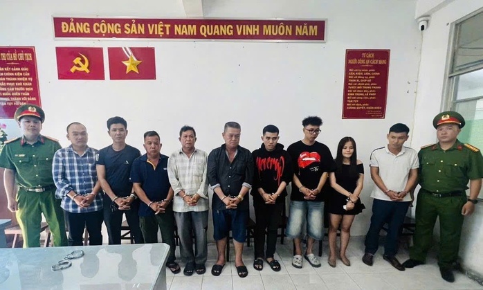 Vụ khiêng quan tài qua chợ Bến Thành: Vì sao công an quyết định bắt khẩn cấp?- Ảnh 1. Vụ khiêng quan tài qua chợ Bến Thành: Vì sao công an quyết định bắt khẩn cấp?- Ảnh 1.