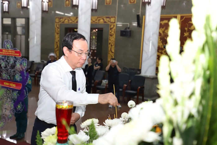 Bí thư Thành ủy TP HCM Nguyễn Văn Nên viếng tang nhạc sĩ Lư Nhất Vũ- Ảnh 3. Bí thư Thành ủy TP HCM Nguyễn Văn Nên viếng tang nhạc sĩ Lư Nhất Vũ- Ảnh 3.