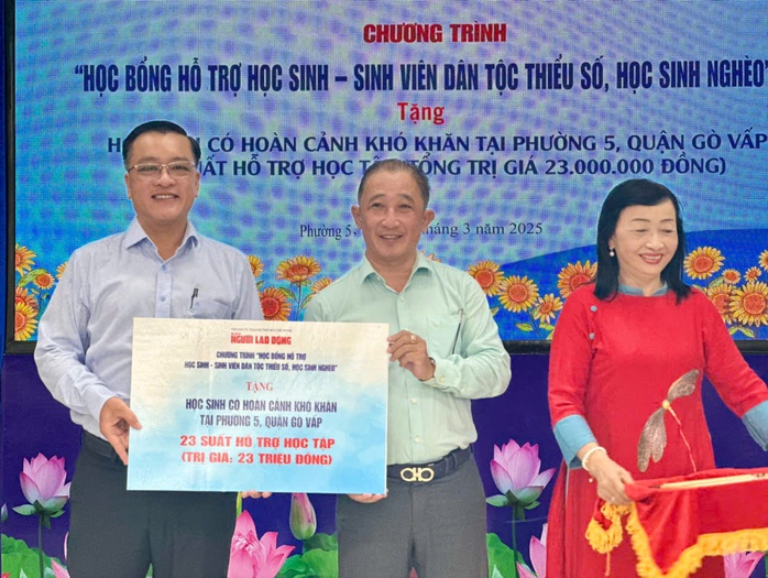 Báo Người Lao Động trao 23 suất hỗ trợ học tập tại Gò Vấp- Ảnh 1.