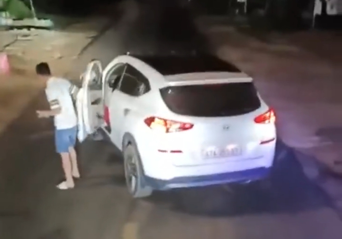 CLIP: Xác minh thông tin thanh niên "chơi ngông", đậu xe con chặn đường- Ảnh 1. CLIP: Xác minh thông tin thanh niên "chơi ngông", đậu xe con chặn đường- Ảnh 1.